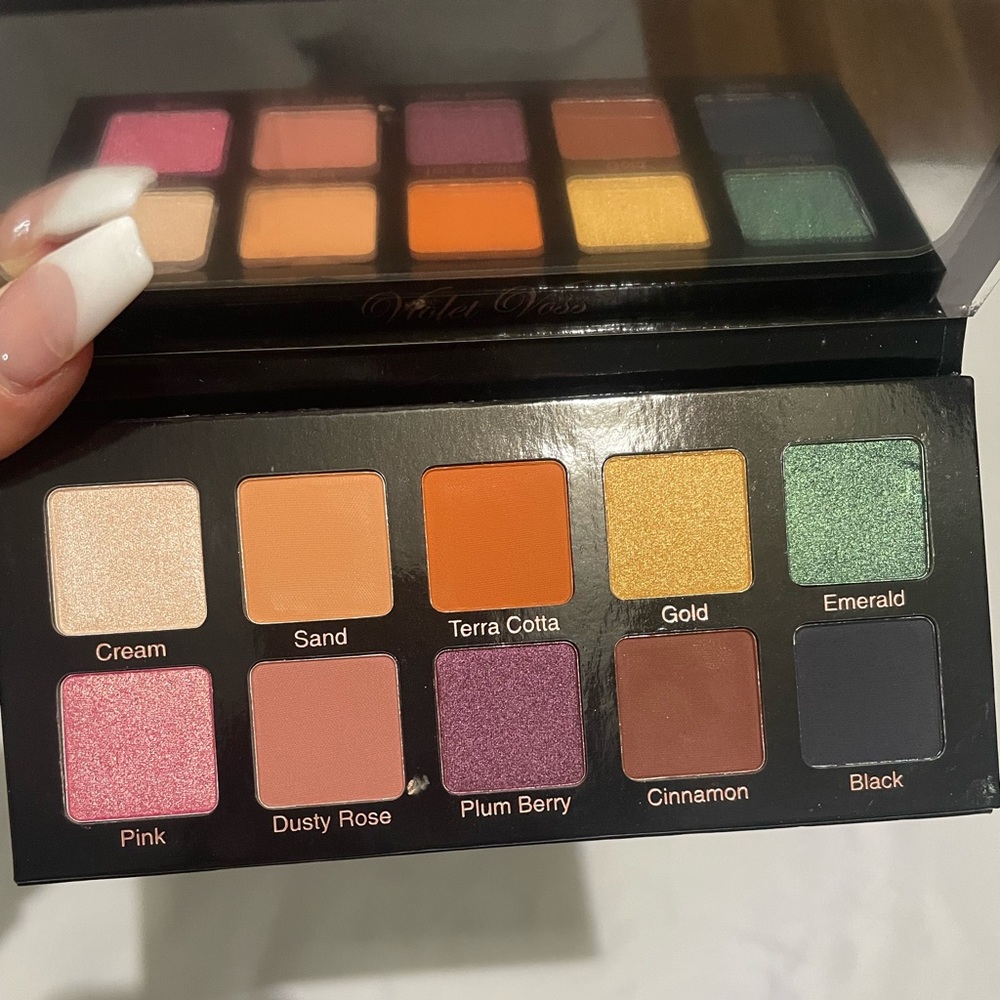 Essentials eye shadow palette